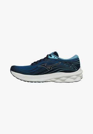 Zapatilla deportiva azul con una parte superior de tejido texturizado, acentos en azul claro que contrastan, una entresuela blanca acolchada y un diseño aerodinámico.