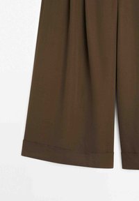 Pantalon marron à jambes larges avec ourlet retroussé, affiché sur fond blanc.