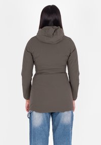 Olijfgroene gewatteerde jas met een capuchon, een ceintuur in de taille en elastische manchet. Zachte textuur, middellange uitvoering en een gladde stofafwerking.