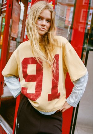 PULL&BEAR, 91 GRAPHIC - T-SHIRT - T-shirt à manches longues - yellow