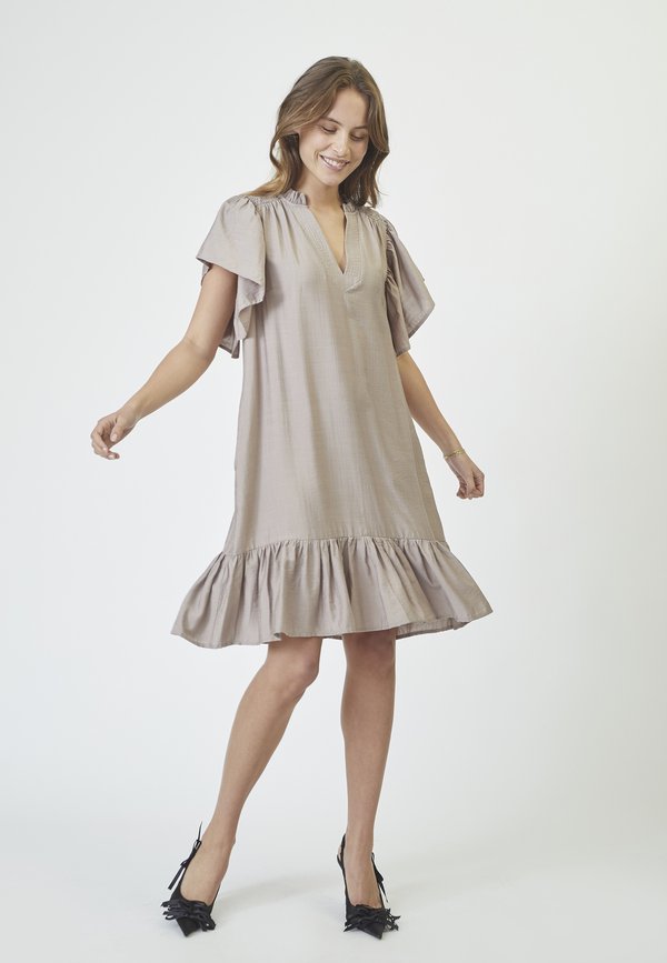 HERACC CROP SS FRILL DRESS - Freizeitkleid - walnut