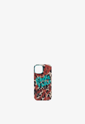 Funda de teléfono con un diseño de estampado de leopardo en tonos rojos y un texto audaz en turquesa que dice "BIMBA VILOLA". Textura suave y forma rectangular.