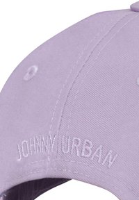 Világos lila baseball sapka hímezett "JOHNNY URBAN" felirattal, sima szövet textúrával és varrott díszítéssel.