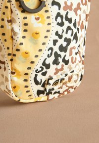 Pochette multicolore realizzata in tessuto, con un motivo floreale e a stampa di maculato nelle tonalità di giallo, nero, marrone e crema; dettaglio del logo dorato.