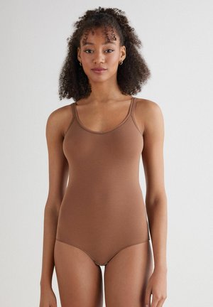 Brun bodysuit med tunna axelremmar, tillverkad av mjukt tyg. Sittande design, sömlösa kanter och måttlig täckning i botten.