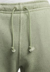 Nike Sportswear CLUB PANT REVIVAL - Pantaloni sportivi - alligator