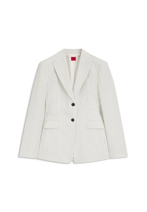 Blazer blanc avec fines rayures verticales noires, deux boutons noirs, col à revers encoche, et poches avant à rabat.