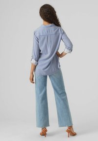 Vero Moda VMBUMPY L/S NEW NOOS - Nööpidega pluus - beaucoup blue