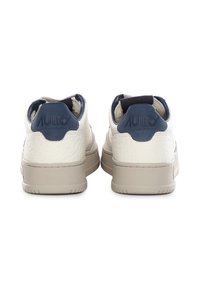 Baskets en cuir blanc avec finition texturée, accents bleus marine sur les languettes de talon et semelles en caoutchouc neutres. Présentent un logo embossé à l'arrière.