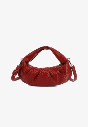 Röd vävd läderhandväska med ett böjt handtag, dragkedjestängning och rynkad design fram. Justerbar axelrem ingår.