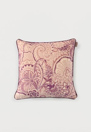 Cojín decorativo cuadrado con intrincados patrones de cachemira y flores en tonos rosa y púrpura, con un borde ribeteado en púrpura oscuro.