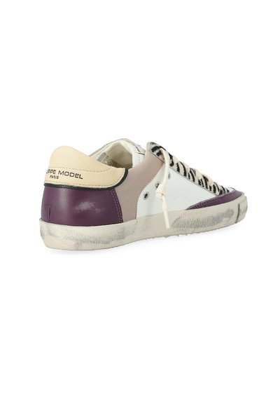 Laag uitgesneden sneaker met crème, beige en donkerpaarse panelen, dierenprint veters, versleten zool en "Philippe Model Paris" tekst op de hiel.
