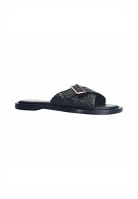 Zwarte geweven sandalen met een platte zool, voorzien van een brede band en een metalen sluiting. Gladde textuur met een open teen ontwerp.