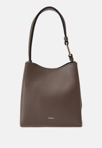 Bolso de cuero marrón texturizado con un diseño superior curvado, una única correa para el hombro y un acento de hardware dorado que presenta el nombre de la marca.