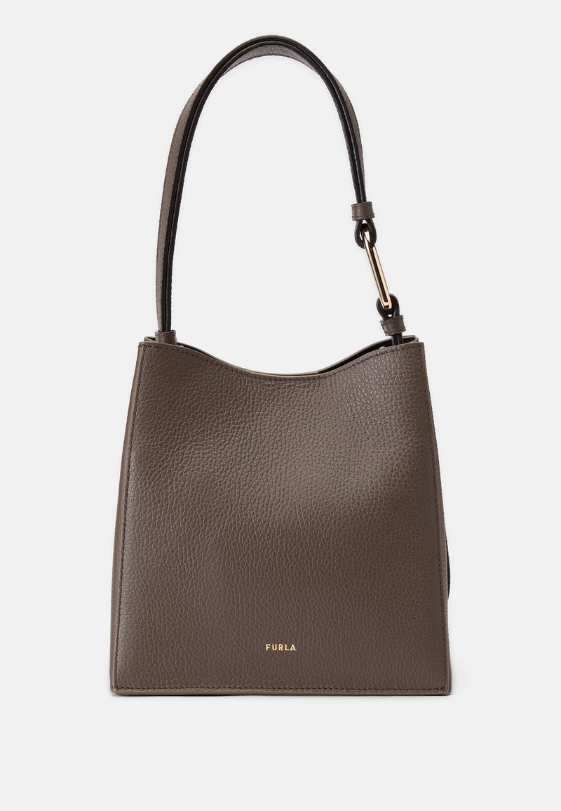 Bolso de cuero marrón texturizado con un diseño superior curvado, una única correa para el hombro y un acento de hardware dorado que presenta el nombre de la marca.