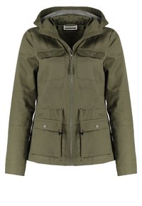 Olivově zelená bunda na zip s kapucí. Obsahuje dvě náprsní kapsy, dvě přední kapsy, stahovací pas a šedou podšívku.