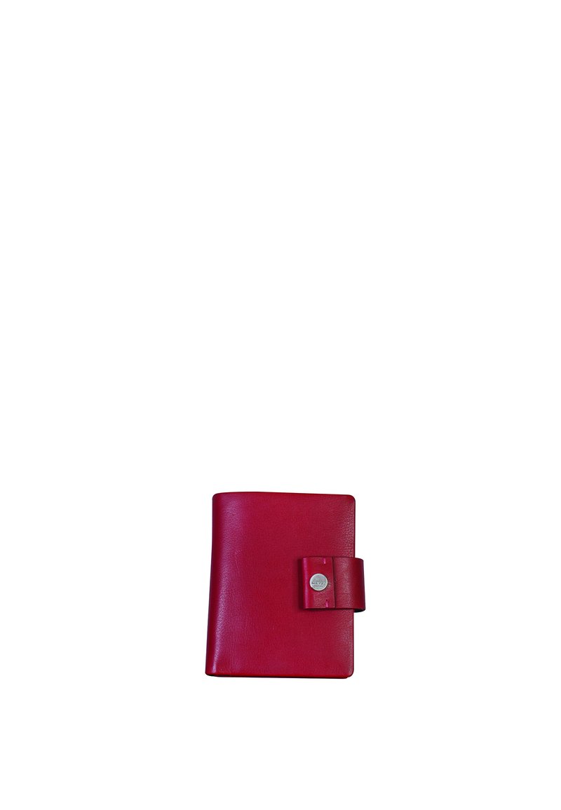 Portafoglio in pelle rossa con texture liscia, forma rettangolare e chiusura a scatto con un accento metallico. Design minimalista e dimensioni compatte.