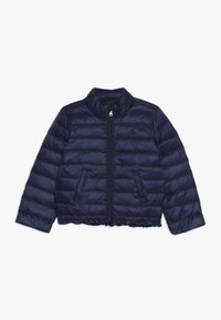 Navyblå kort jacka med horisontell quiltad mönster, hel dragkedja, ståkrage och elastisk nederkant. Har två framfickor och subtil logotyp.