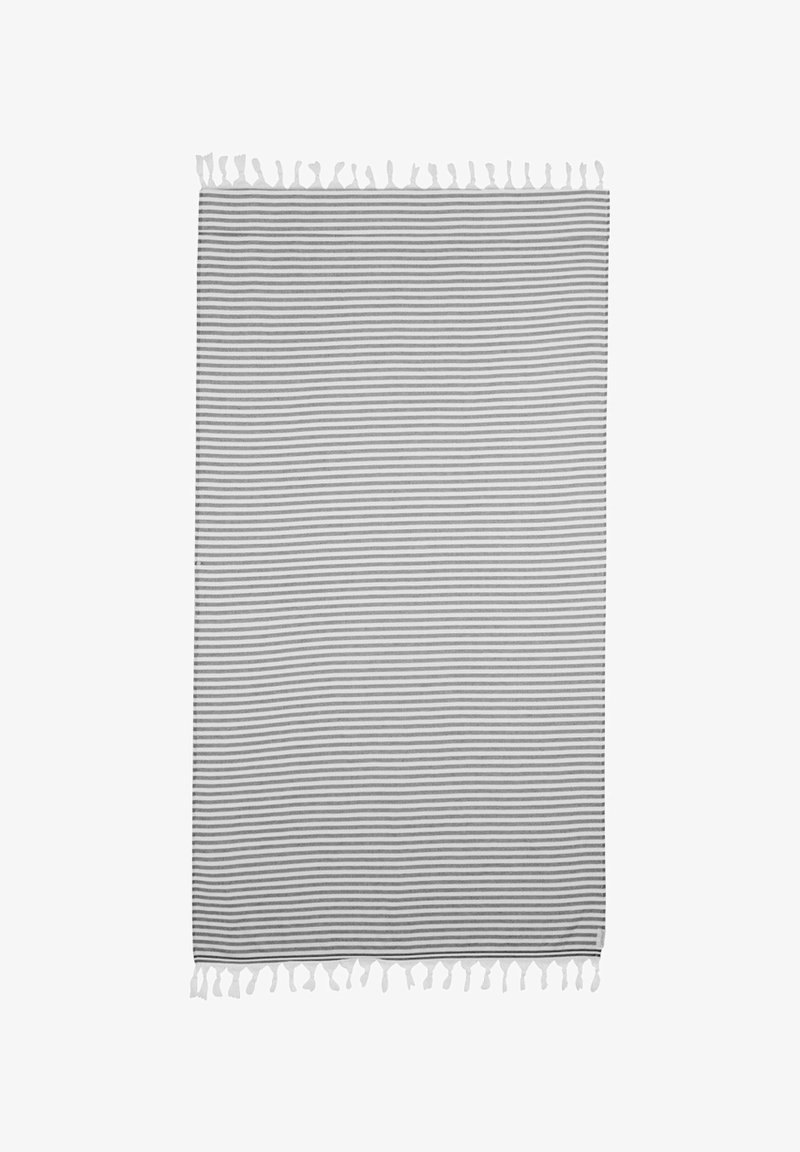 Gestreepte textieldeken in grijs en wit, met een zachte textuur en franjes voor extra detail. Rechthoekige vorm.