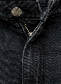 Črna jeans jakna z zlatim zadrgo, zapiranjem na gumb in teksturirano tkanino z vzorcem ribje kosti.