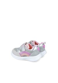 Zapatillas plateadas y rosas con un diseño de malla, acentos brillantes, cinta de velcro y suela de goma blanca con patrones texturizados.