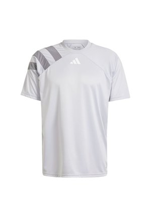 Grijs en wit sportshirt met korte mouwen, met diagonaal grijze strepen op de linkerschouder en een logo in het midden van de borst.