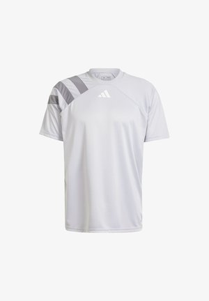 Graues und weißes kurzärmliges Sportshirt, mit diagonalen grauen Streifen auf der linken Schulter und einem Logo in der Mitte der Brust.