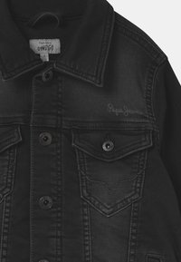 Černá džínová bunda s klasickým límečkem, předním zapínáním na knoflíky, dvěma kapsami na hrudi a decentním brandingem na rameni.