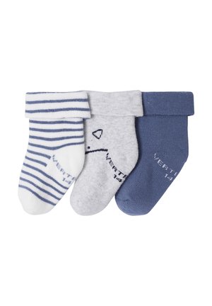 Drei gefaltete Babysocken in Weiß mit blauen Streifen, einfarbig hellgrau mit einem kleinen Design und einfarbig marineblau auf weißem Hintergrund.