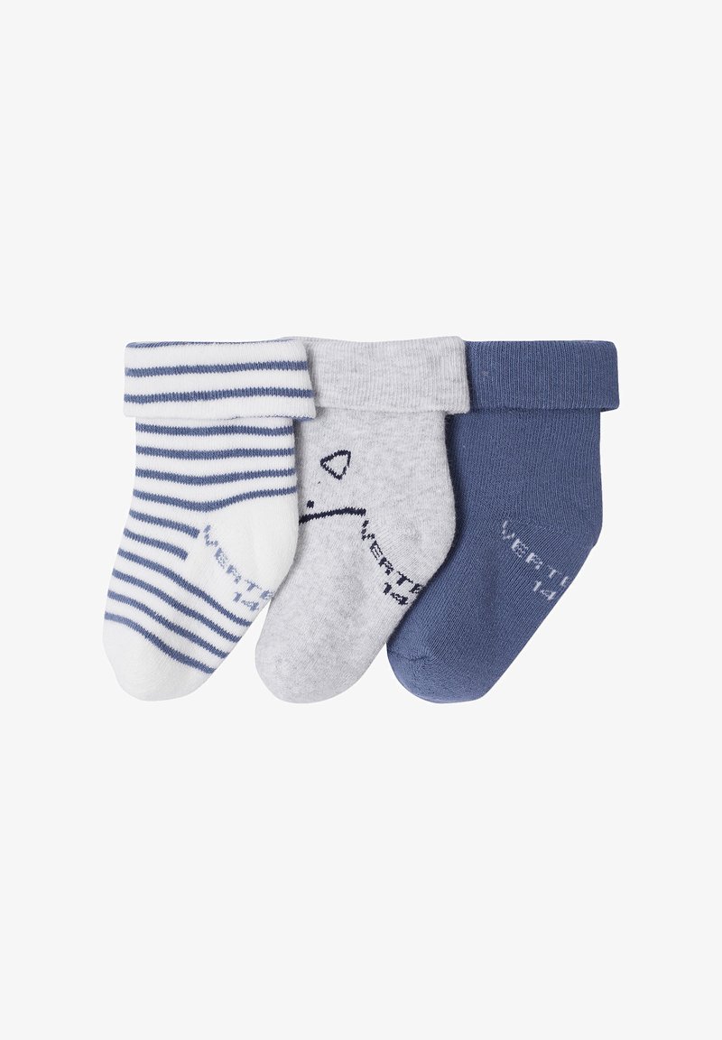 Drei gefaltete Babysocken in Weiß mit blauen Streifen, einfarbig hellgrau mit einem kleinen Design und einfarbig marineblau auf weißem Hintergrund.