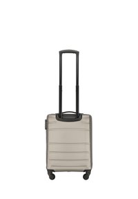 Maleta rígida con un exterior plateado texturizado, asa negra retráctil y cuatro ruedas para una fácil movilidad. Presenta un diseño elegante y aerodinámico.