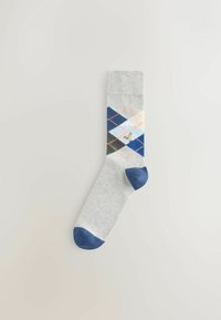 Pilkas kojinės su argyle raštu mėlynos, juodos ir baltos spalvos, su mėlynu pirštu. Minkšta tekstūra ir su raukinėta viršumi.