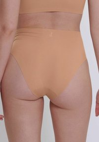 Beige, hochtaillierte Unterwäsche aus glattem Stoff mit nahtlosem Design. Mit Logodetail am Bund.