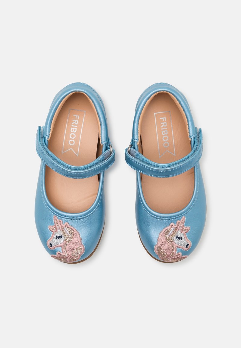 Niebieskie buciki typu Mary Jane dla małych dzieci z różowym haftem jednorożca i zapięciem na rzepy na białym tle.