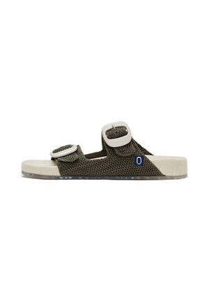 Sandalias verde olivo con parte superior de malla, dos correas ajustables y suela beis. Tejido texturizado y un detalle del logo en el lateral.