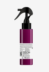Paarse spuitfles met een zwarte spuitmond. Duidelijk etiket op de achterkant met instructies en symbolen. Bevat 190 ml product.