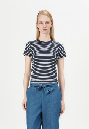 Granatowo-biały pasiasty t-shirt z bawełny z okrągłym dekoltem, w zestawie z wysokim stanem spodni dżinsowych z wiązanym paskiem.