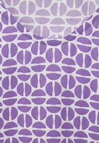 Tessuto a righe viola e bianche con motivi ripetuti a semicirchio. Il design è geometrico con una texture morbida e un collo rotondo.