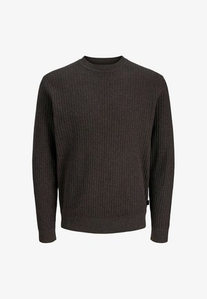 Ciemnoszara sweter prążkowany na niebieskiej koszuli w kratę, w połączeniu z luźnymi ciemnoszarymi spodniami i czarnymi butami. Prosty i teksturowany design.