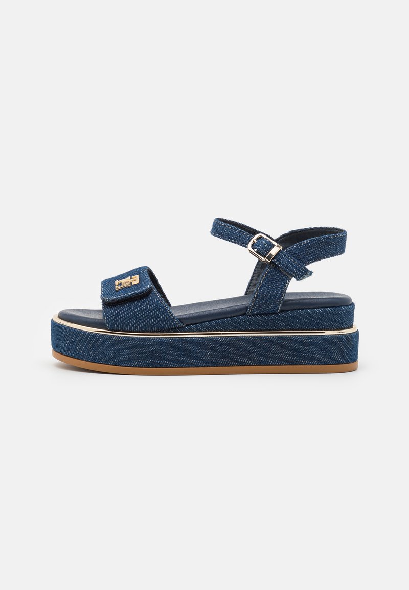 Denim platform sandale z širokim trakom, nastavljivim trakom za gleženj, poudarkom z zlatim okovjem, modre barve in teksturirano tkanino.