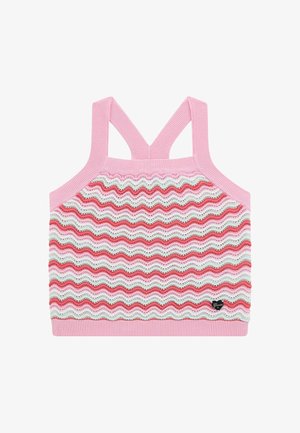 Pleteni sportski bralet u ružičastoj, bijeloj i crvenoj valovitoj uzorku. Ima široke naramenice i rebrasti rub. Mali crni logo srca na prednjoj strani.