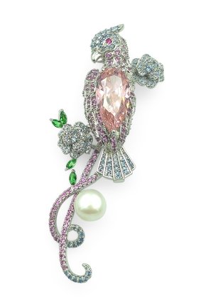 Spilla artistica con un design di uccello in metallo argentato, adornata con gemme rosa e blu, una perla e dettagli floreali in verde e bianco.