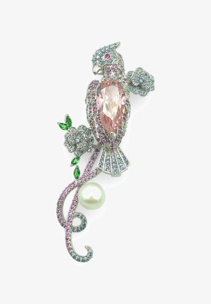Spilla artistica con un design di uccello in metallo argentato, adornata con gemme rosa e blu, una perla e dettagli floreali in verde e bianco.