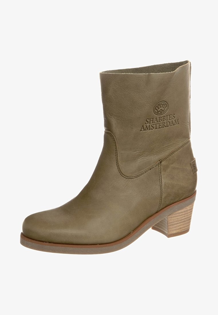 Bottine en cuir vert olive avec talon bas empilé, bout arrondi et logo embossé Shabbies Amsterdam sur le côté extérieur supérieur.