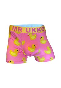 Lyserøde boksershorts med et gentaget mønster af gule gummiduer. Har en gul elastik med "MR UKKO" trykt med fed skrift.
