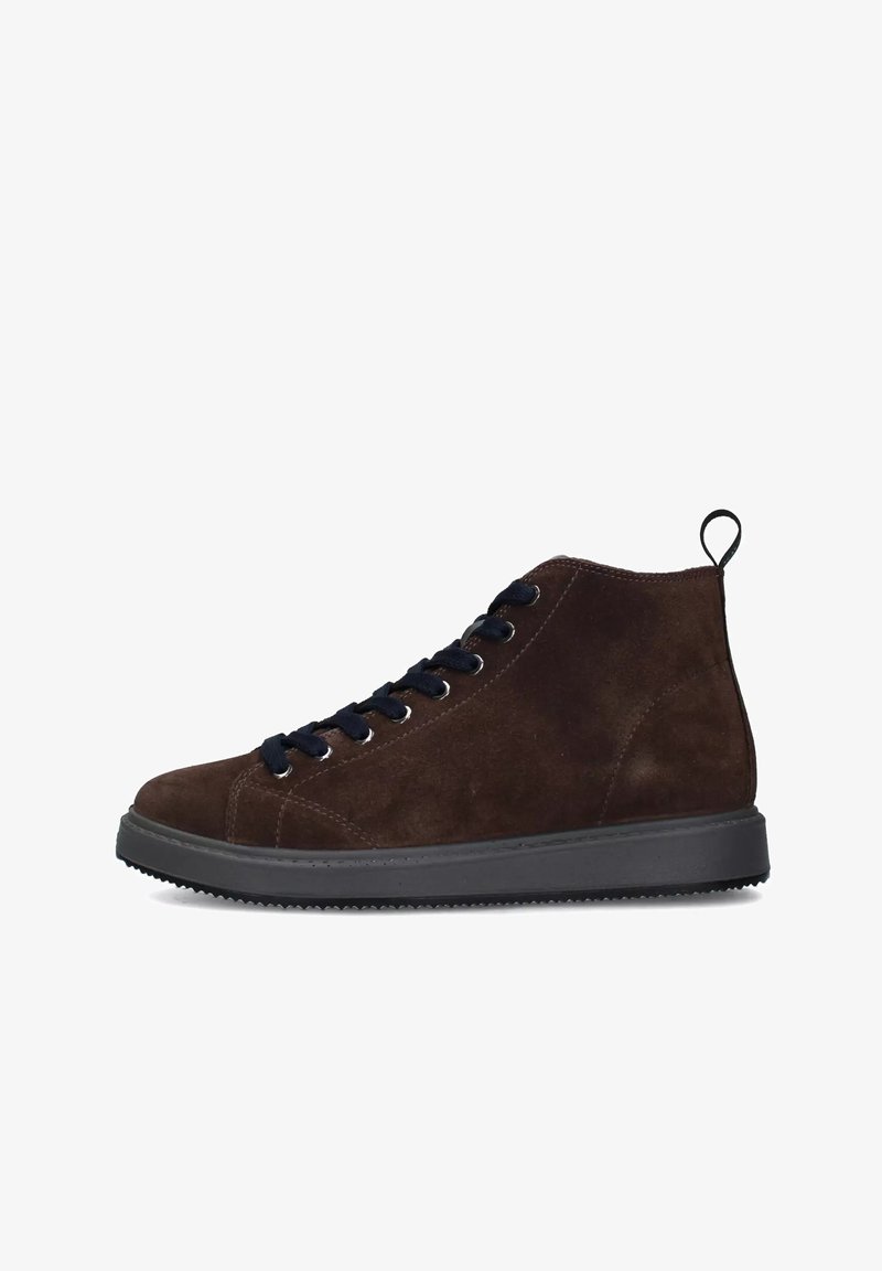 Sneaker alte in suede marrone con lacci neri, occhielli metallici, punta rotonda e suola in gomma testurizzata. Dotate di una linguetta sul retro.