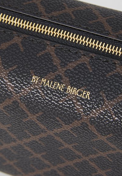 Μαύρη υφασμάτινη θήκη από δέρμα με υφή, που διαθέτει καφέ σχέδιο ερπετού, χρυσές λεπτομέρειες σε φερμουάρ και ανάγλυφο λογότυπο "BY MALENE BIRGER."