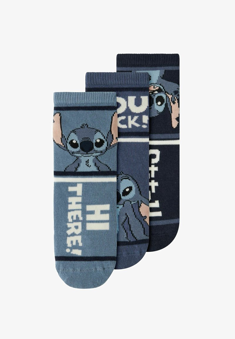 Trois paires de chaussettes bleues mettant en scène le personnage de dessin animé Stitch avec les textes "HI THERE!" et "YOU ROCKS!" dans différentes nuances de bleu et marine.