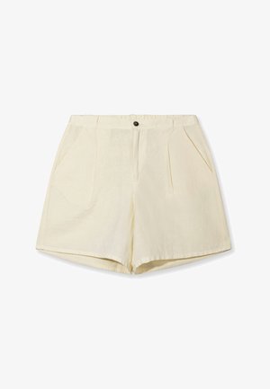 Short color crema a vita alta con pieghe frontali, tasche laterali, chiusura con bottone e passanti per cintura su sfondo bianco.