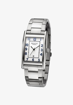 Montre-bracelet rectangulaire en argent avec bracelet à maillons en métal, cadran blanc, chiffres arabes bleus, aiguilles noires et une fenêtre de date au-dessus du marqueur 6 heures.